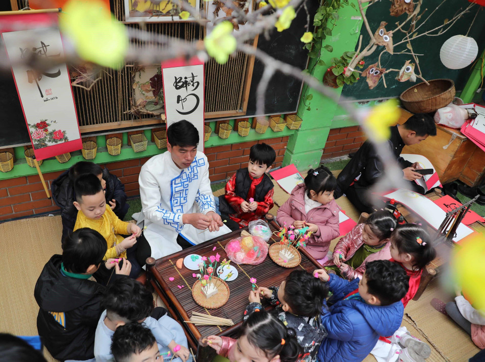 Trẻ tham gia nặn tò he, một thứ đồ chơi đậm chất dân gian. (Ảnh: Thanh Tùng/TTXVN)