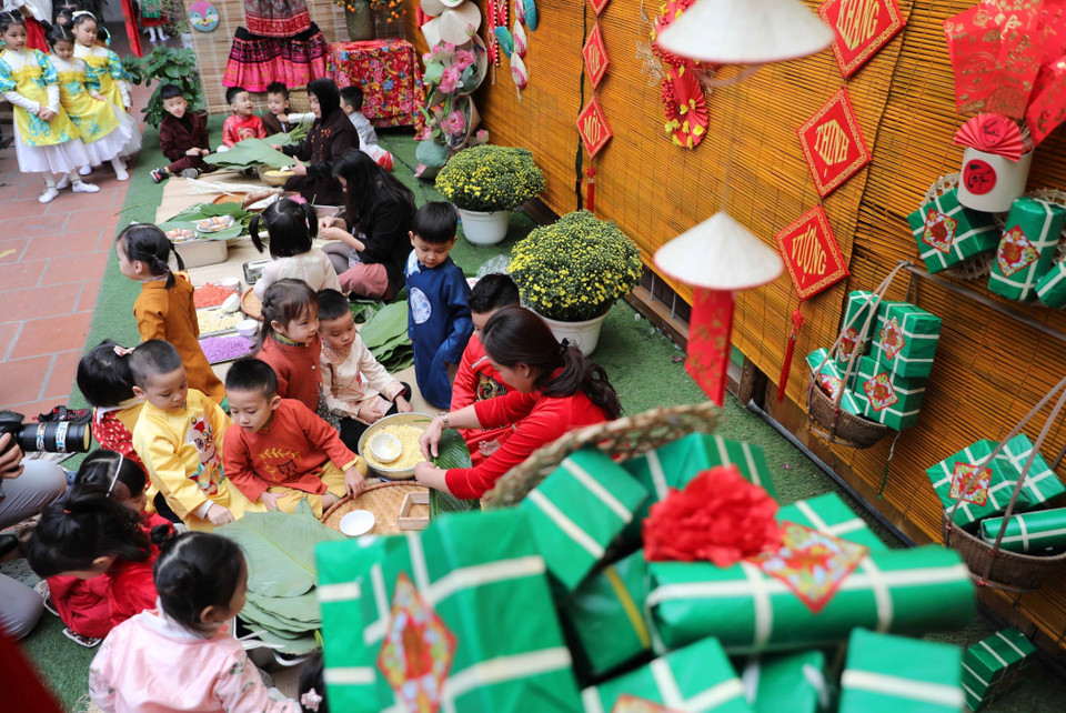 Không gian trang trí đậm sắc Xuân thu hút trẻ khám phá, trải nghiệm. (Ảnh: Thanh Tùng/TTXVN)