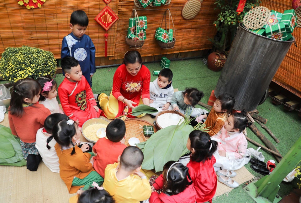 Không gian trang trí đậm sắc Xuân thu hút trẻ khám phá, trải nghiệm. (Ảnh: Thanh Tùng/TTXVN)