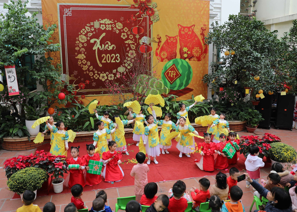 Các tiết mục văn nghệ rộn ràng không khí Xuân do các em học sinh trường mẫu giáo mầm non A, quận Hoàn Kiếm (Hà Nội) biểu diễn. (Ảnh: Thanh Tùng/TTXVN)