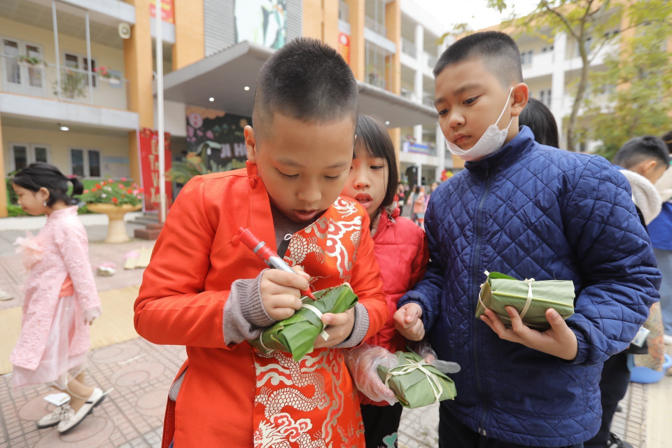 Học sinh hào hứng khi được tham gia chương trình "Hội vui bánh chưng xanh-Tết an lành." (Ảnh: Minh Quyết/TTXVN)