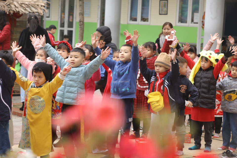 Học sinh hào hứng khi được tham gia chương trình "Hội vui bánh chưng xanh-Tết an lành." (Ảnh: Minh Quyết/TTXVN)