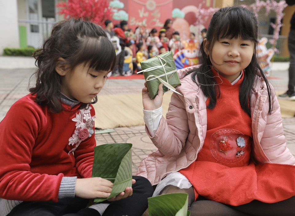 Học sinh hào hứng khi được tham gia chương trình "Hội vui bánh chưng xanh-Tết an lành." (Ảnh: Minh Quyết/TTXVN)