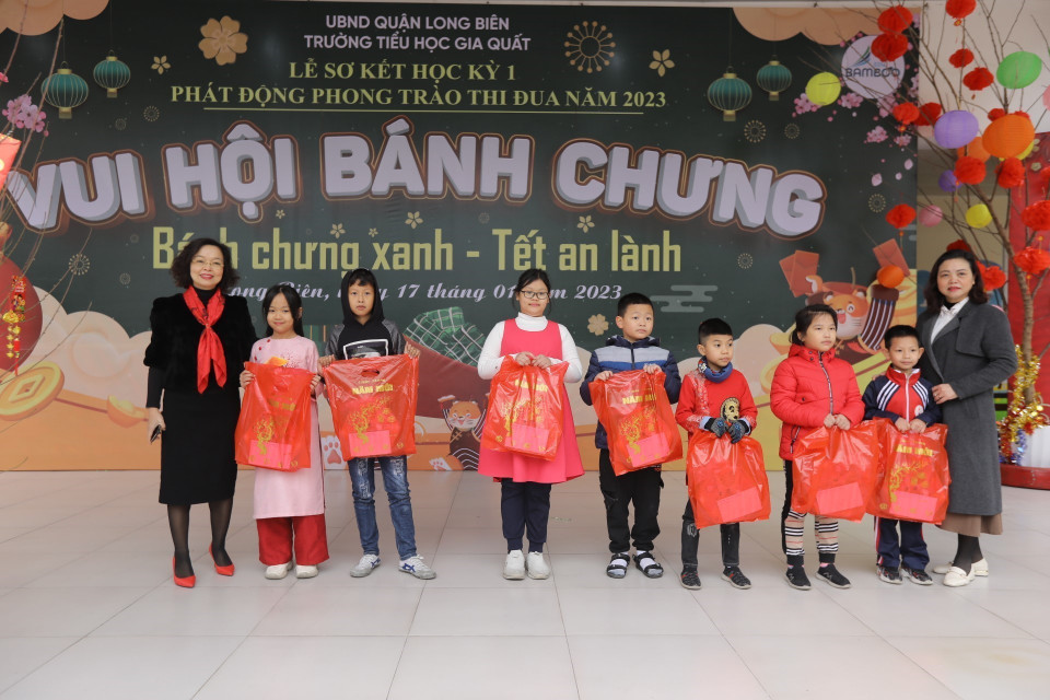 Hiệu trưởng trường Tiểu học Gia Quất Nguyễn Thị Phượng tặng quà cho học sinh có hoàn cảnh khó khăn. (Ảnh: Minh Quyết/TTXVN)