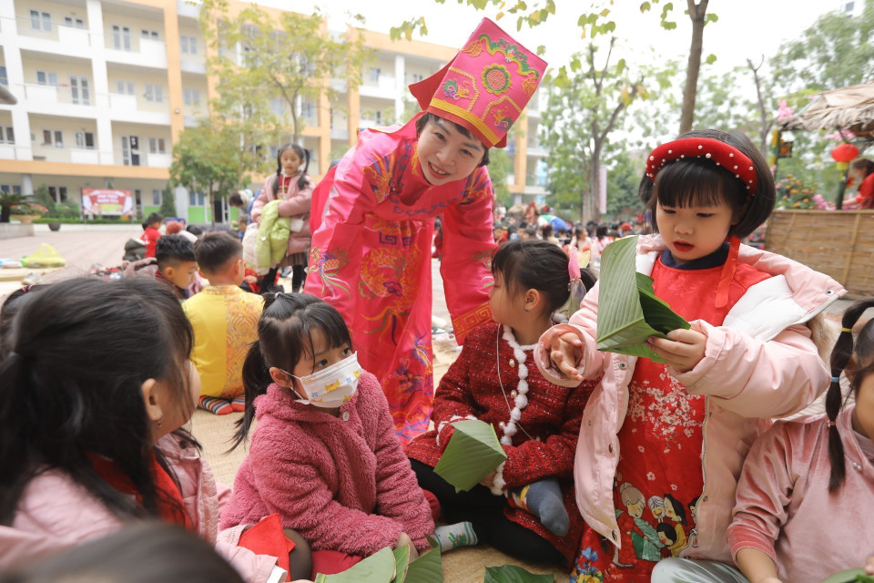 Hoạt động trải nghiệm gói bánh chưng cuả học sinh Trường Tiểu học Gia Quất, Long Biên (Hà Nội). (Ảnh: Minh Quyết/TTXVN)