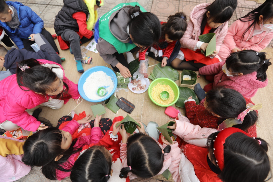 Chương trình "Hội vui bánh chưng xanh-Tết an lành" là một trong những hoạt động ý nghĩa thiết thực tạo điều kiện cho các học sinh có trải nghiệm thú vị, bổ ích của Trường Tiểu học Gia Quất. (Ảnh: Minh Quyết/TTXVN)