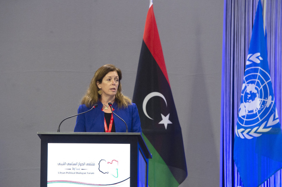 Cố vấn đặc biệt của Tổng thư ký Liên hợp quốc về Libya, bà Stephanie Williams, xác nhận trong vòng đàm phán cuối cùng về Hiến pháp vừa diễn ra tại Cairo (Ai Cập), các đại diện của Hội đồng Cấp cao nhà nước Libya (HCS) và Quốc hội Libya (HoR) đã nhất trí về 43 điều khoản mới của dự thảo Hiến pháp, nâng tổng số điều khoản được thống nhất kể từ khi đàm phán bắt đầu lên 180 điều. (Ảnh: AFP/TTXVN)