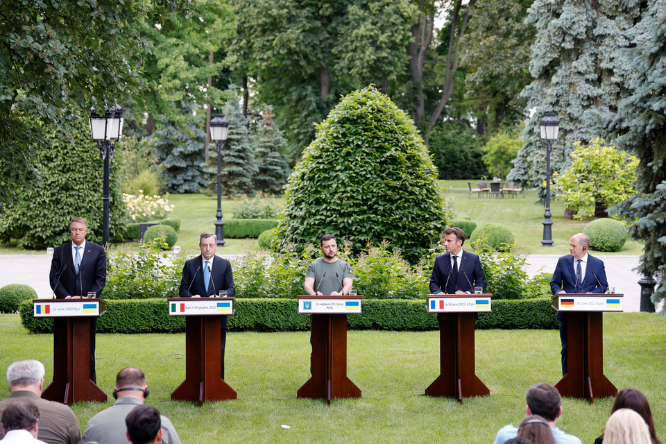 Tổng thống Pháp Emmanuel Macron ngày 16/6/2022 cho biết bốn lãnh đạo Liên minh châu Âu (EU) đang có mặt tại thủ đô Kiev của Ukraine ủng hộ ý tưởng "ngay lập tức" trao quy chế ứng cử viên EU cho Ukraine. Ông Macron đưa ra bình luận trên tại buổi họp báo sau cuộc hội đàm với Tổng thống Ukraine Volodymyr Zelensky cùng với Thủ tướng Đức Olaf Scholz, Thủ tướng Italy Mario Draghi và Tổng thống Romania Klaus Iohannis. (Ảnh: AFP/TTXVN)