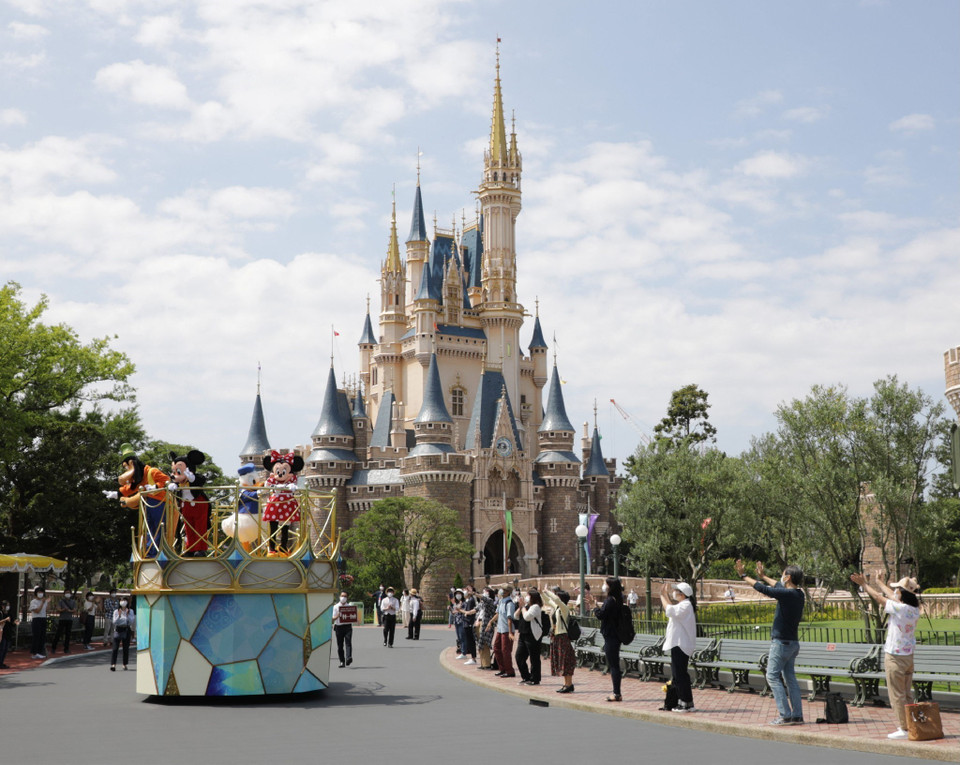 Ban lãnh đạo Disney đã đưa ra gói tour trọn gói toàn bộ 12 công viên của hãng này trên khắp thế giới, với chi phí khoảng 110.000 USD/người. Tour du lịch kéo dài 24 ngày mang tên "Disney Parks Around The World - A Private Jet Adventure" sẽ đưa 75 du khách đi khắp các công viên của Disney trên thế giới vào tháng 7/2023. Trong ảnh: Du khách tại công viên Disney ở Chiba (Nhật Bản). (Ảnh: AFP/TTXVN)