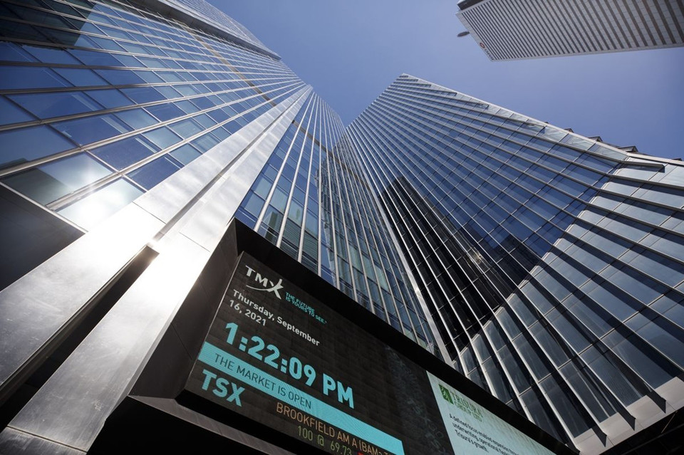 Trong phiên giao dịch ngày 16/6/2022, chỉ số chứng khoán chủ chốt của Canada đã rơi xuống mức thấp nhất trong 14 tháng và đồng nội tệ CAD của nước này cũng suy yếu so với đồng USD. Chỉ số tổng hợp S&amp;P/TSX trên sàn giao dịch chứng khoán Toronto giảm 3,1%, xuống 19.004,06 điểm, mức thấp nhất kể từ tháng 4/2021. Trong khi đó, đồng CAD cũng mất giá 0,3% so với đồng USD, được giao dịch ở mức 1,2925 CAD/USD. Trong ảnh: Quang cảnh bên ngoài Sàn chứng khoán Toronto ở Ontario (Canada). (Ảnh: Bloomberg/TTXVN)