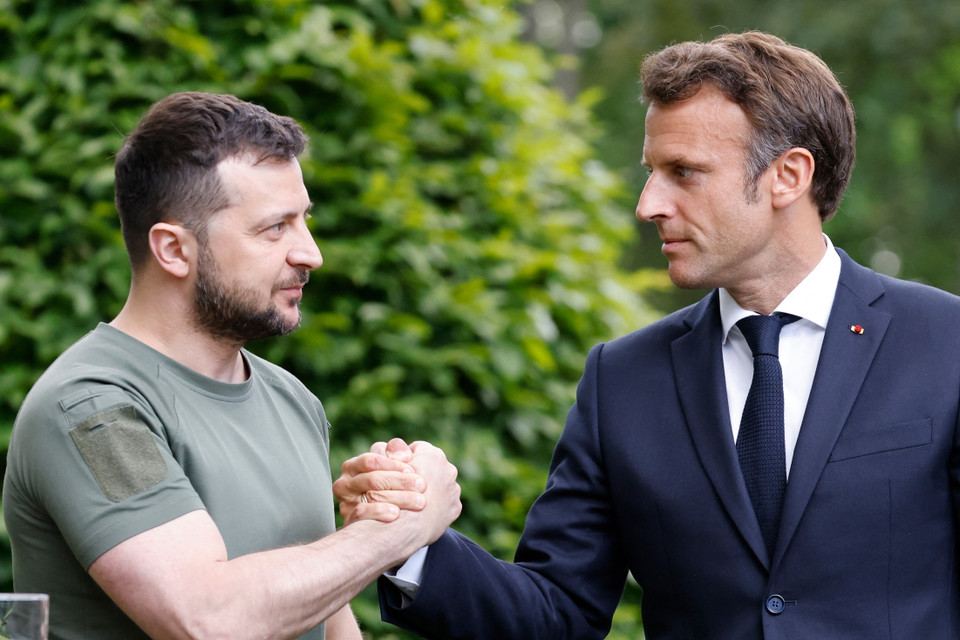 Tổng thống Pháp Emmanuel Macron (phải) ngày 16/6/2022 cho biết bốn lãnh đạo Liên minh châu Âu (EU) đang có mặt tại thủ đô Kiev của Ukraine ủng hộ ý tưởng "ngay lập tức" trao quy chế ứng cử viên EU cho Ukraine. Ông Macron đưa ra bình luận trên tại buổi họp báo sau cuộc hội đàm với Tổng thống Ukraine Volodymyr Zelensky (trái) cùng với Thủ tướng Đức Olaf Scholz, Thủ tướng Italy Mario Draghi và Tổng thống Romania Klaus Iohannis. (Ảnh: AFP/TTXVN)