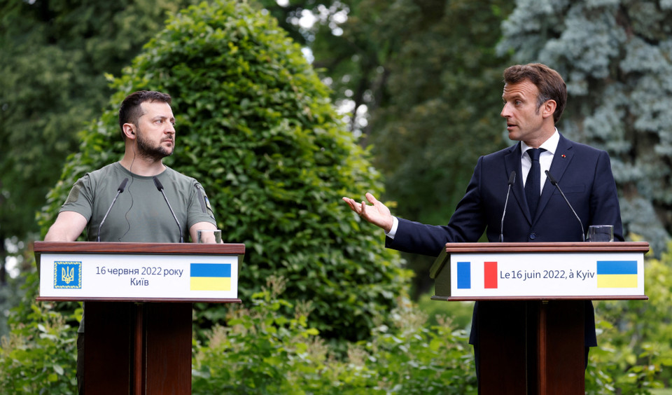 Tổng thống Pháp Emmanuel Macron (phải) ngày 16/6/2022 cho biết bốn lãnh đạo Liên minh châu Âu (EU) đang có mặt tại thủ đô Kiev của Ukraine ủng hộ ý tưởng "ngay lập tức" trao quy chế ứng cử viên EU cho Ukraine. Ông Macron đưa ra bình luận trên tại buổi họp báo sau cuộc hội đàm với Tổng thống Ukraine Volodymyr Zelensky (trái) cùng với Thủ tướng Đức Olaf Scholz, Thủ tướng Italy Mario Draghi và Tổng thống Romania Klaus Iohannis. (Ảnh: AFP/TTXVN)
