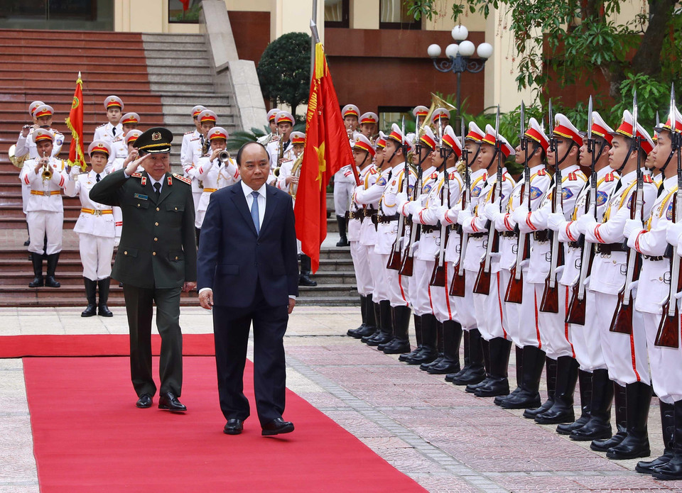 Thủ tướng Nguyễn Xuân Phúc duyệt đội danh dự Công an nhân dân. (Ảnh: Thống Nhất/TTXVN)