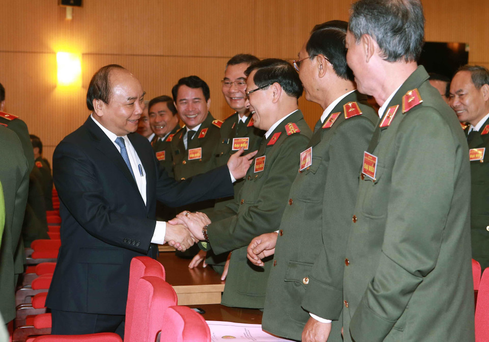 Thủ tướng Nguyễn Xuân Phúc gặp các đại biểu dự hội nghị. (Ảnh: Doãn Tấn/TTXVN)