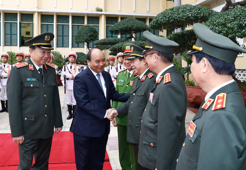 Thủ tướng Nguyễn Xuân Phúc bắt tay các lãnh đạo Bộ Công an. (Ảnh: Thống Nhất/TTXVN)