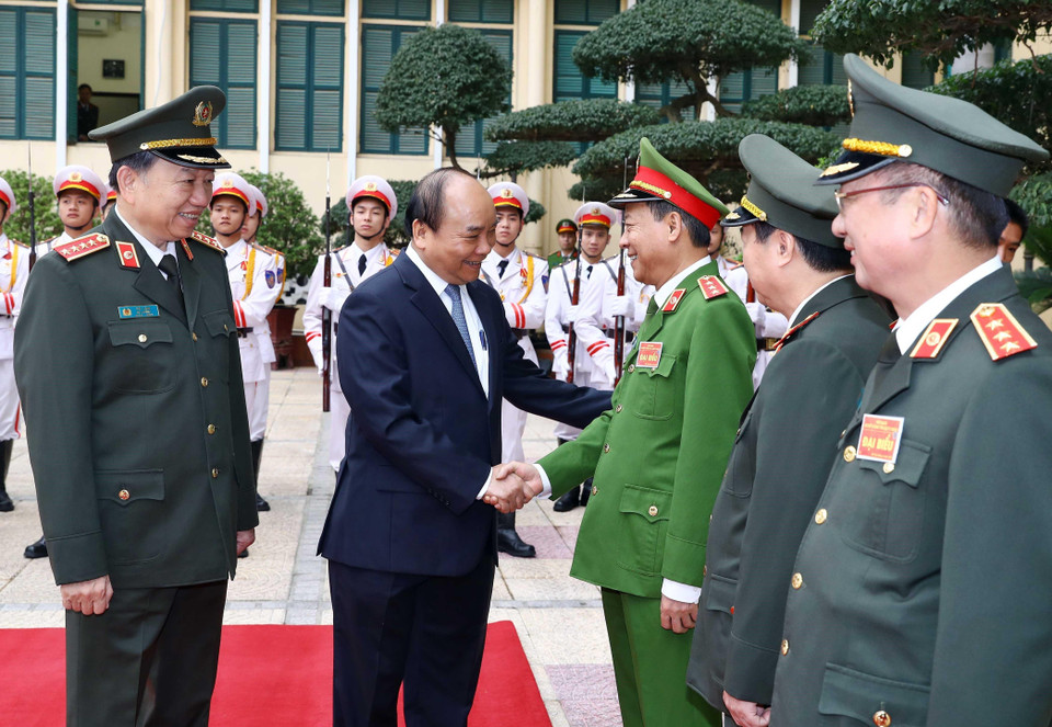 Thủ tướng Nguyễn Xuân Phúc bắt tay các lãnh đạo Bộ Công an. (Ảnh: Thống Nhất/TTXVN)