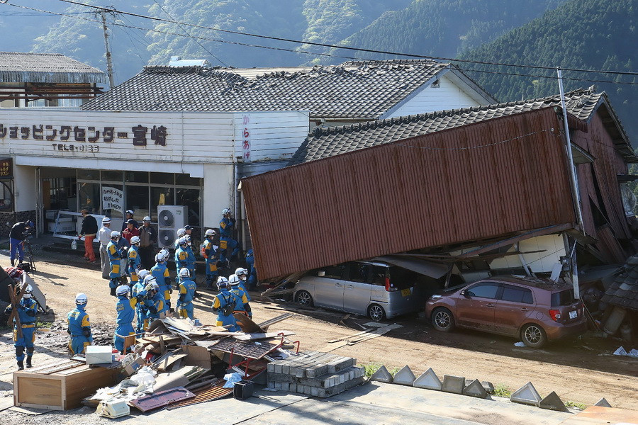 Lực lượng cứu hộ nỗ lực tìm kiếm người mắc kẹt trong những căn nhà bị đổ sập do động đất 6,5 độ Richter ở thị trấn Mashiki, tỉnh Kumamoto, ngày 16/4. (Nguồn: AFP/TTXVN)
