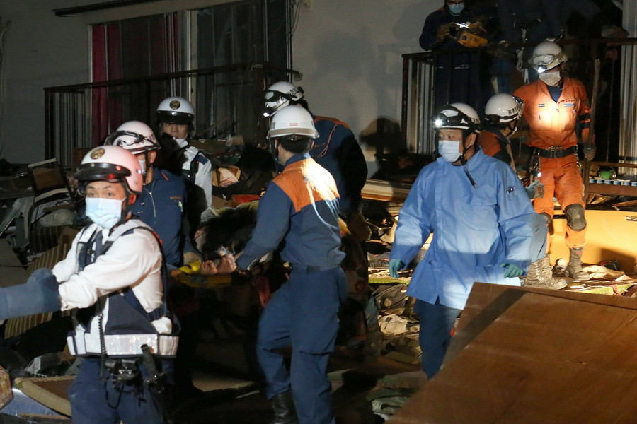 Lực lượng cứu hộ cứu một người dân khỏi căn nhà bị sập do động đất tại Kuammoto ngày 16/4. (Nguồn: AFP/TTXVN)