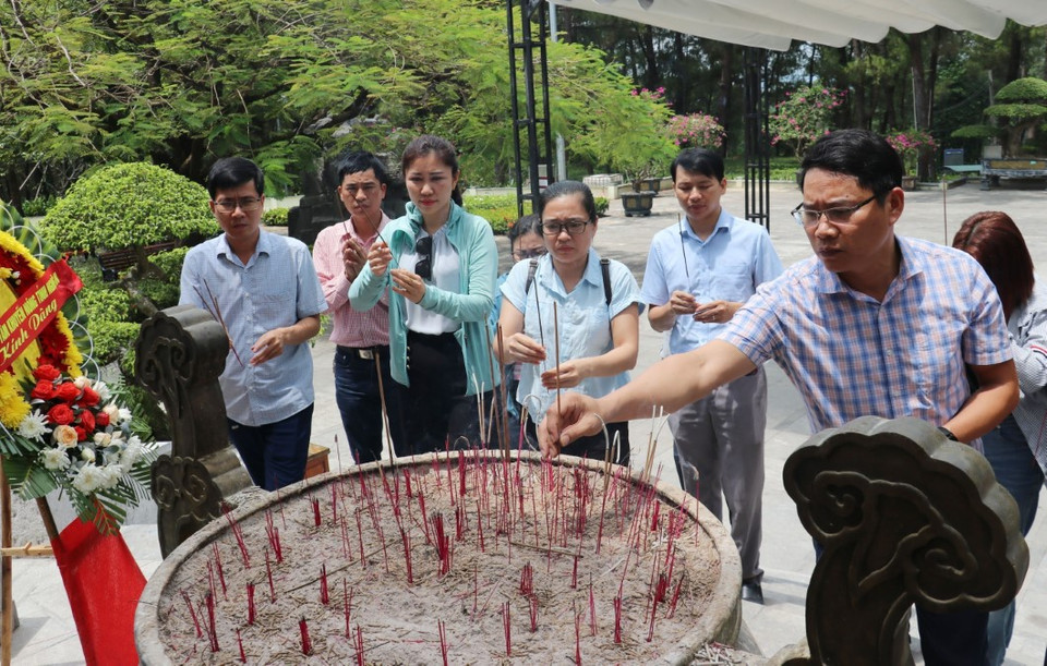Tri ân các anh hùng, liệt sỹ đã làm nên huyền thoại bất diệt trong lịch sử đấu tranh chống ngoại xâm của dân tộc. (Ảnh: Thanh Thủy/TTXVN)