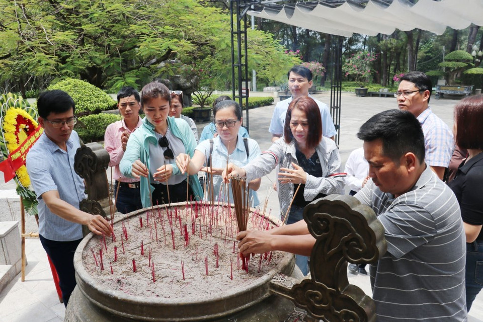 Du khách thập phương dâng hương, tưởng niệm các anh hùng, liệt sỹ tại Nghĩa trang Liệt sỹ Quốc gia Trường Sơn. (Ảnh: Thanh Thủy/TTXVN)