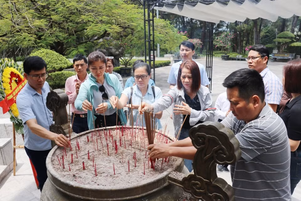 Du khách thập phương dâng hương, tưởng niệm các anh hùng, liệt sỹ tại Nghĩa trang Liệt sỹ Quốc gia Trường Sơn. (Ảnh: Thanh Thủy/TTXVN)