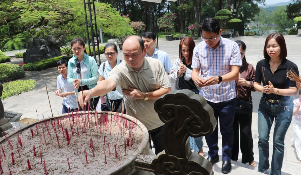 Du khách thập phương dâng hương, tưởng niệm các anh hùng, liệt sỹ tại Nghĩa trang Liệt sỹ Quốc gia Trường Sơn. (Ảnh: Thanh Thủy/TTXVN)