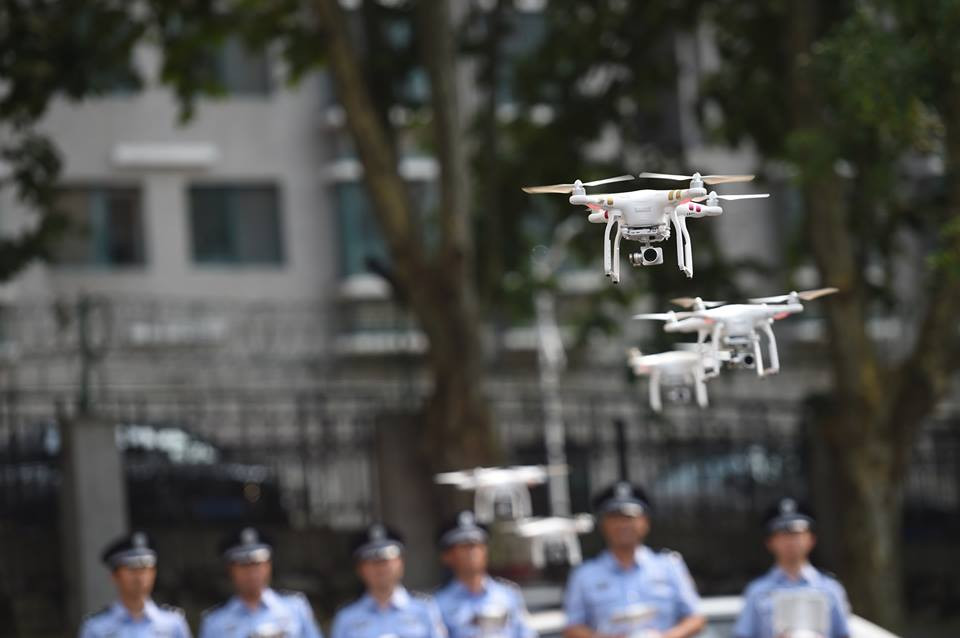 Trong vòng một năm trở lại đây, máy bay không người lái dần trở thành thiết bị không thể thiếu đối với nhiều nhiếp ảnh gia cũng như những người mê công nghệ trên khắp thế giới. (Nguồn: CCTVNews)