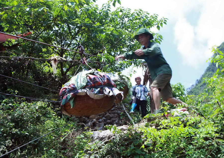  Vận chuyển na thu hoạch bằng dây tời tự chế từ trên núi xuống để mang đi tiêu thụ. (Ảnh:Vũ Sinh/TTXVN)
