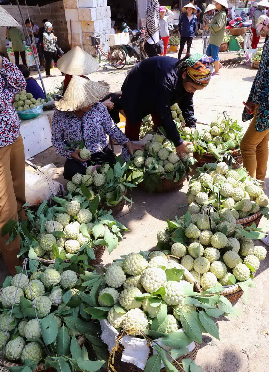 Nông dân mang na đi tiêu thụ tại chợ thị trấn huyện Chi Lăng. (Ảnh: Vũ Sinh/TTXVN)