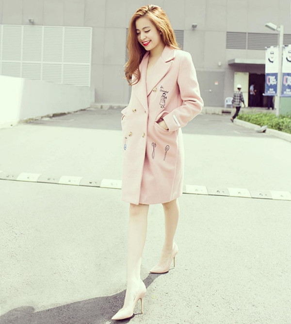 Áo khoác hồng phấn và giày cao gót tiệp màu là bộ đôi hoàn hảo giúp Hoàng Thùy Linh tôn vẻ nữ tính, ngọt ngào. Nữ ca sỹ nhận được nhiều lời khen sau khi chuyển phong cách sang hình ảnh quý cô đài các.