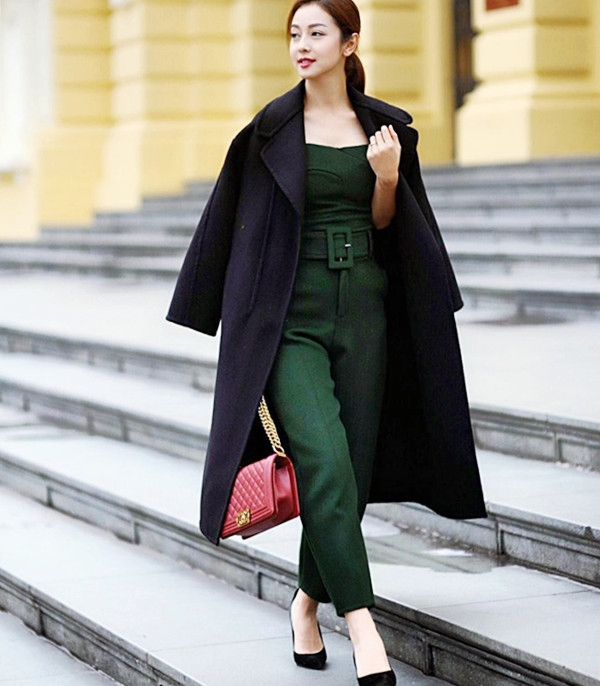 Cũng say đắm cách khoác hờ áo trench coat, hoa hậu Jennifer Phạm kết hợp cùng bộ đồ liền ngực quây gợi cảm màu xanh lá. Người đẹp dùng túi Boy Chanel đỏ để làm điểm nhấn cho tổng thể.