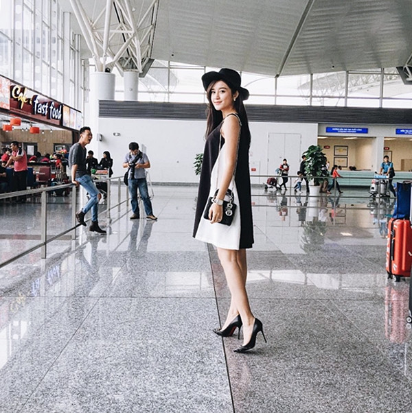 Đen trắng luôn là hai gam màu yêu thích của Huyền My. Tuần qua, á hậu diện đầm sát nách kết hợp hai tông này và chọn toàn bộ phụ kiện mang cảm hứng tối giản. 