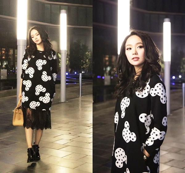 Chọn đầm suông phối ren có họa tiết tinh nghịch, Minh Hằng chứng tỏ khả năng mix đồ sành sỏi khi thêm phụ kiện là đôi giày thể thao cao cổ cá tính.