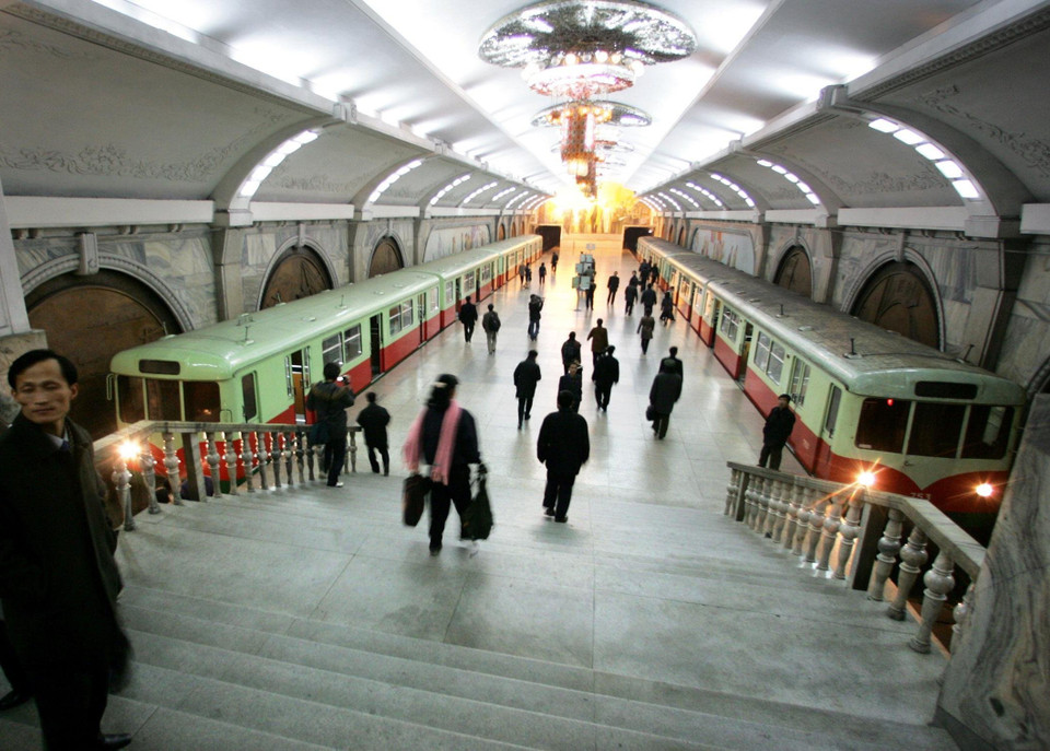 Có thông tin cho rằng Trung Quốc đã phải tạm dừng thi công tàu điện Bắc Kinh để đưa nhân công sang hỗ trợ Triều Tiên.(Nguồn: Sputniknews)