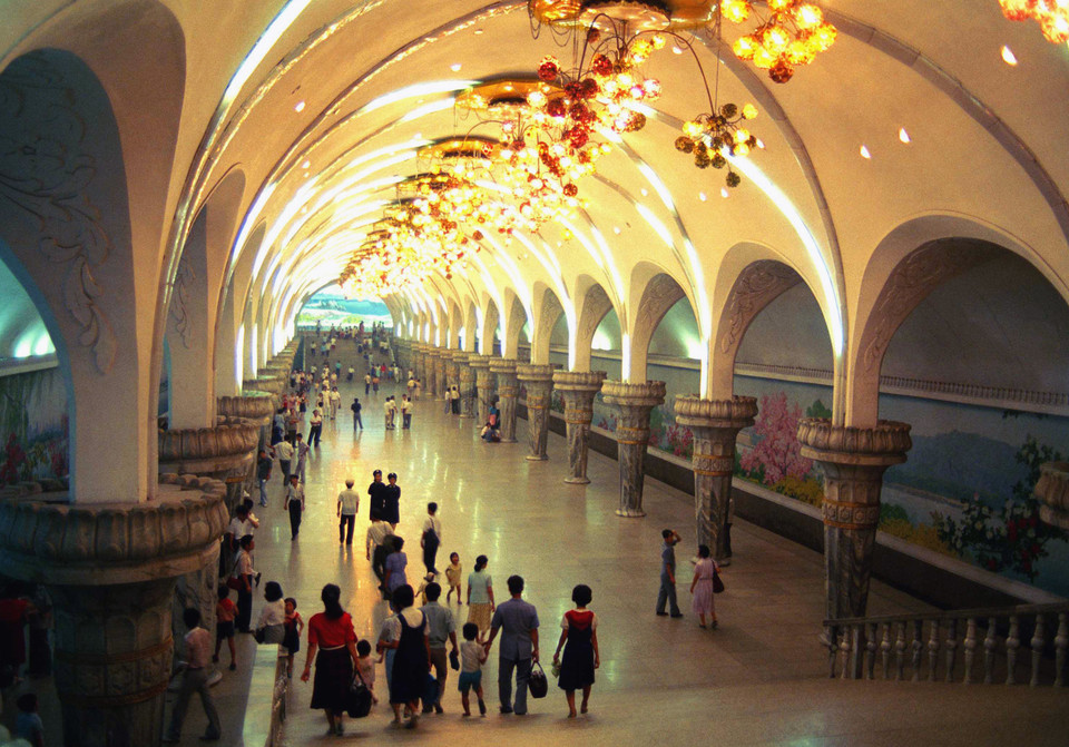 Rất ít người biết rằng Triều Tiên cũng có tàu điện ngầm. Đây cũng là điều dễ hiểu vì có rất ít thông tin về tàu điện ngầm ngay dưới lòng thành phố Bình Nhưỡng và những hành khách người nước ngoài trước đây cũng chỉ được sử dụng có 2 trạm nhà ga. Thậm chí, có người còn nghĩ rằng đây là 'thuyết âm mưu' khi Triều Tiên không có đủ điện để vận hành nhà ga và những hành khách trong ảnh chỉ là diễn viên. (Nguồn: Sputniknews)