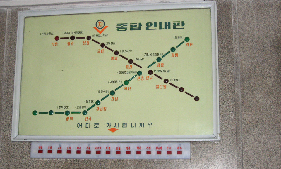 Lộ trình chuyến tàu ở nhà ga. Nhiều người tin rằng nhà ga này được xây dựng khi ông Kim Jong Il 24 tuổi, sau chuyến thăm tới Bắc Kinh năm 1966 của ông. Tàu điện ngầm của người hàng xóm đã giúp ông có quyết tâm xây dựng một hệ thống ở Triều Tiên. (Nguồn: Sputniknews)