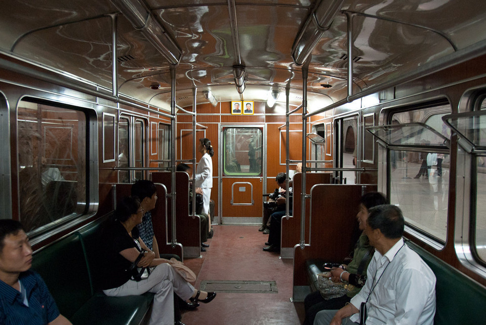 Tất cả các quảng cáo ở nhà ga đều bị gỡ bỏ, thay vào đó là những bức chân dung về các cố lãnh đạo Triều Tiên, Kim Nhật Thành và Kim Jong Il. (Nguồn: Sputniknews)