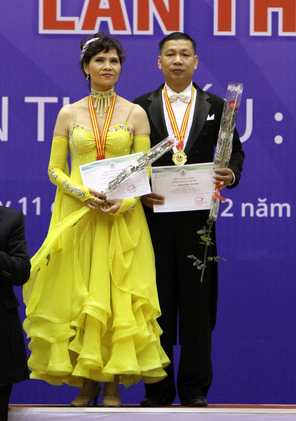 Tấp nập thương lái trong vùng và các phương tiện chuyên chở có mặt tại bến Do từ rất sớm. (Ảnh: Trịnh Văn Bộ) 