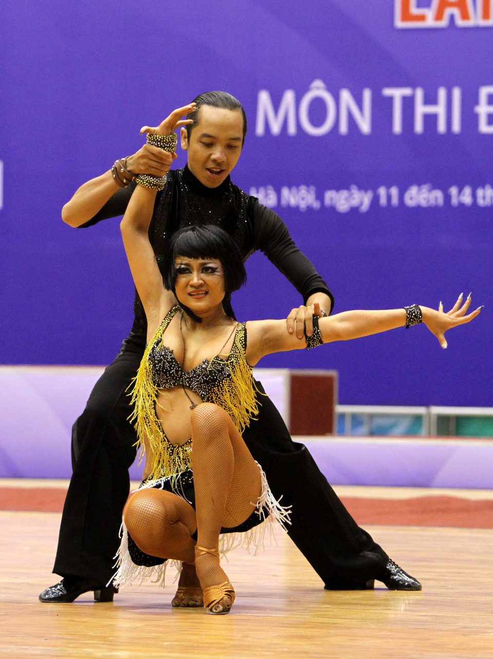 Xe ôm, một trong các phương tiện vận chuyên chủ yếu của các thương lái khi vận chuyển hải sản mua bán tại chợ nổi bến Do. (Ảnh: Trịnh Văn Bộ)