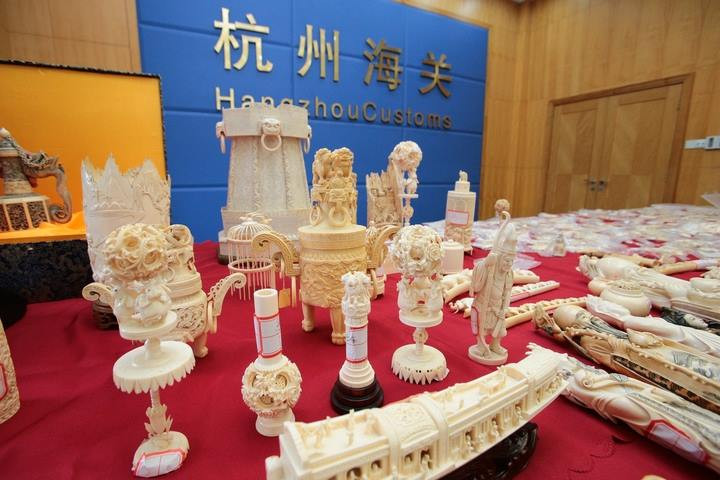 Các tác phẩm bằng ngà voi được thiết kế tinh xảo. (Nguồn: CCTVNews)