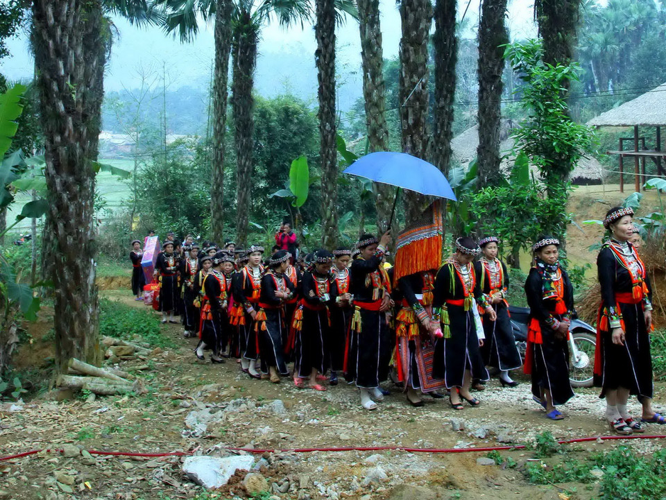 Nhà gái được nhà trai đón ở ngõ. (Ảnh: Thế Duyệt/TTXVN)