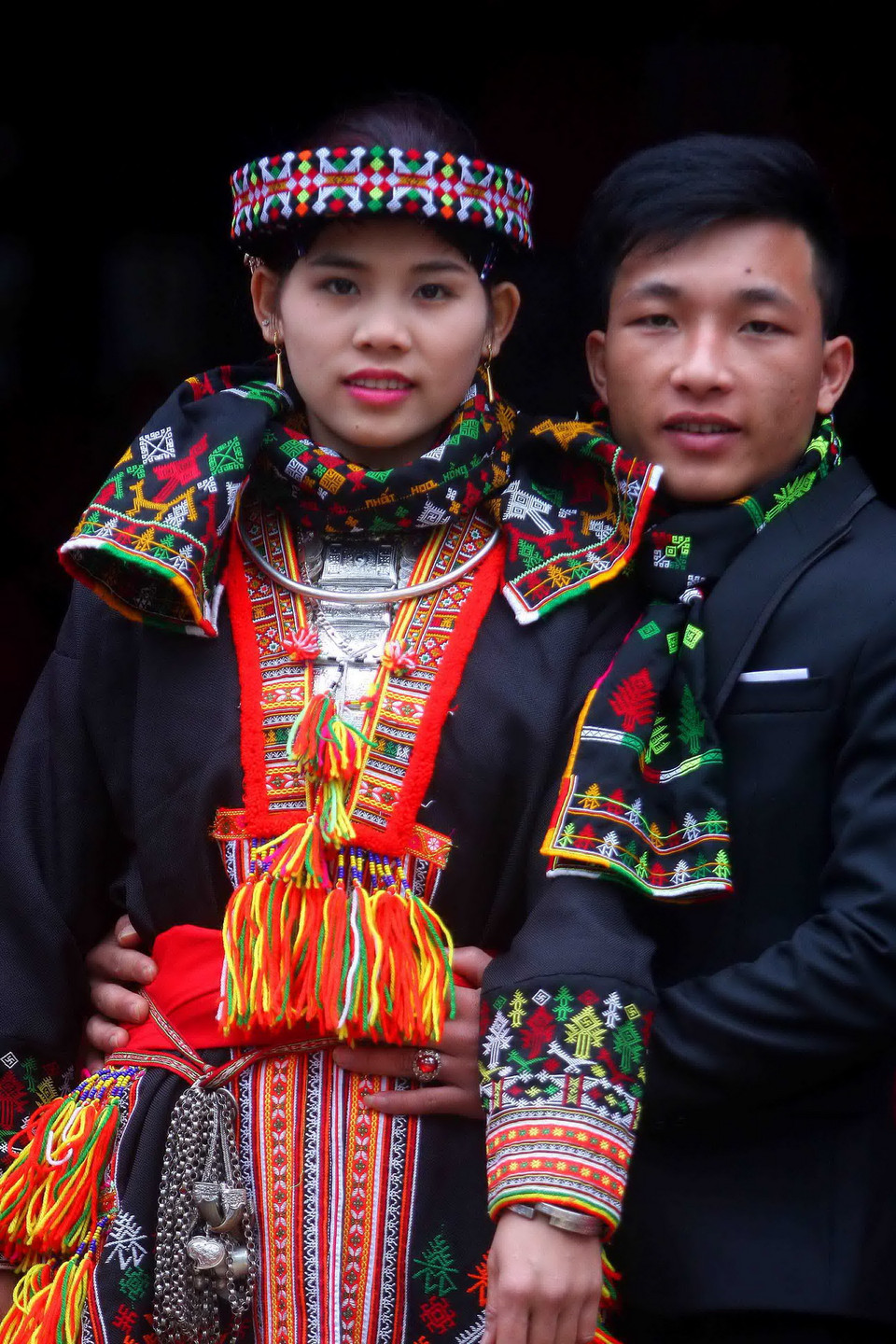 Chú rể Triệu Tiến Lộc và cô dâu Bàn Thị Vị dân tộc Dao tại thôn Khe Pháo 1, xã Tân Phượng, huyện Lục Yên, Yên Bái trong đám cưới truyền thống được tổ chức ngày 3/3/2017. (Ảnh: Thế Duyệt/TTXVN)