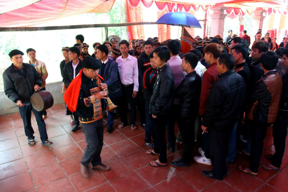 Thầy cúng thực hiện nghi lễ nhằm chúc cho đôi bạn trẻ mãi mãi hạnh phúc. (Ảnh: Thế Duyệt/TTXVN)