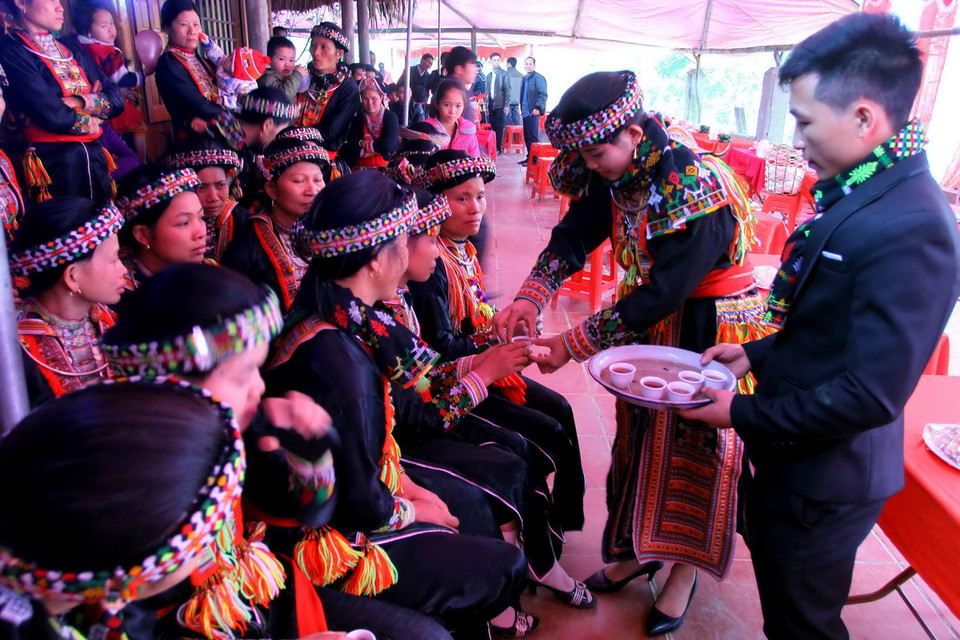 Sau khi thực hiện các nghi lễ cưới truyền thống, cô dâu chú rể có thể ra tiếp khách. (Ảnh: Thế Duyệt/TTXVN)