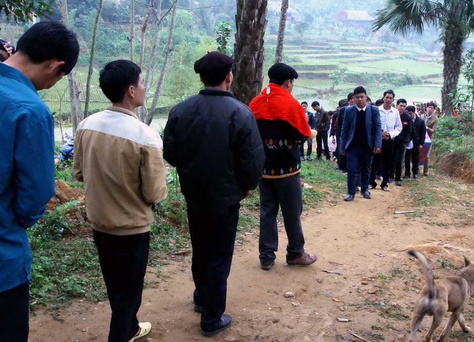 Nhà gái được nhà trai đón ở ngõ. (Ảnh: Thế Duyệt/TTXVN)