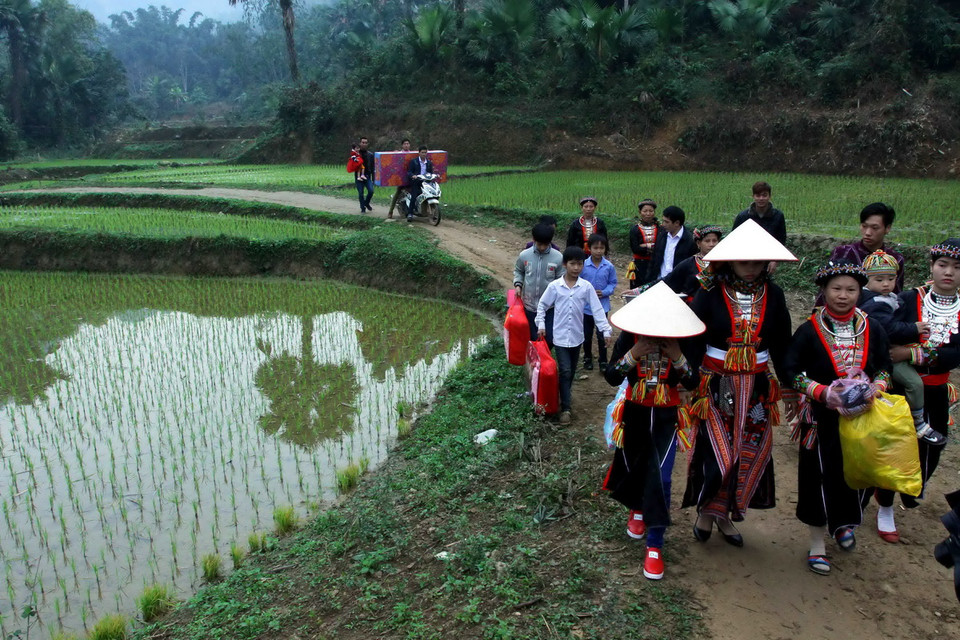  Trong đám cưới của người Dao, cô dâu phải tự đi đến nhà trai. (Ảnh: Thế Duyệt/TTXVN)