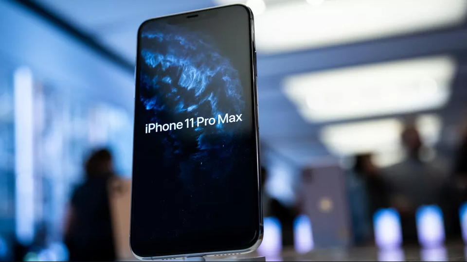 Cận cảnh giao diện phía trước của iPhone 11 Pro Max. (Nguồn: Cnet)