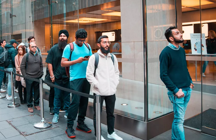 Khoảng 100 người đã đến Apple Store của Sydney để mua iPhone 11 và 11 Pro trong ngày lên kệ. (Nguồn: Cnet)