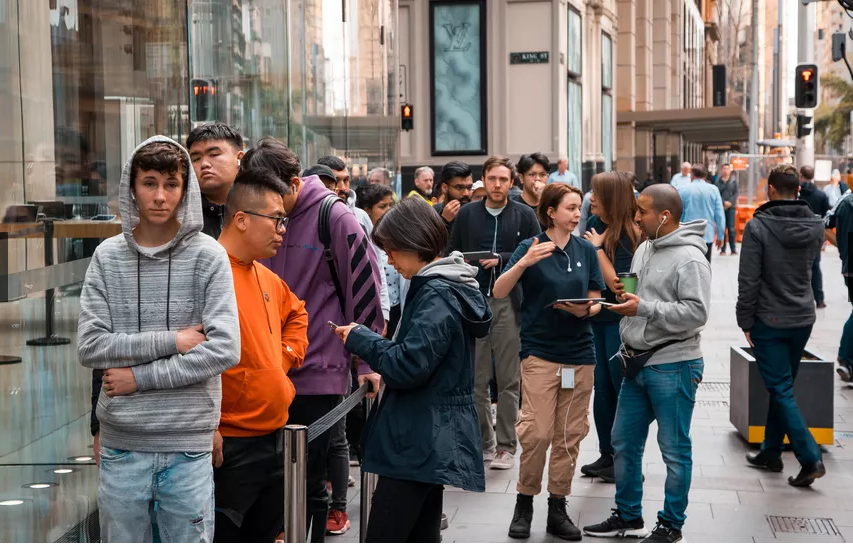 Có ba hàng đợi riêng biệt. Trong ảnh là hàng đợi của những người không đặt trước iPhone 11. (Nguồn: Cnet)