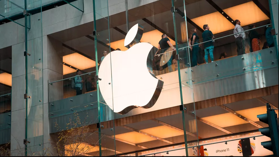 Biểu tượng Apple bên ngoài cửa hàng bán lẻ ở Sydney. (Nguồn: Cnet)